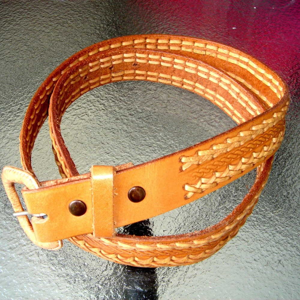 BEIGE GENUINE LEATHER MEN'S BELT SIZE 42.
